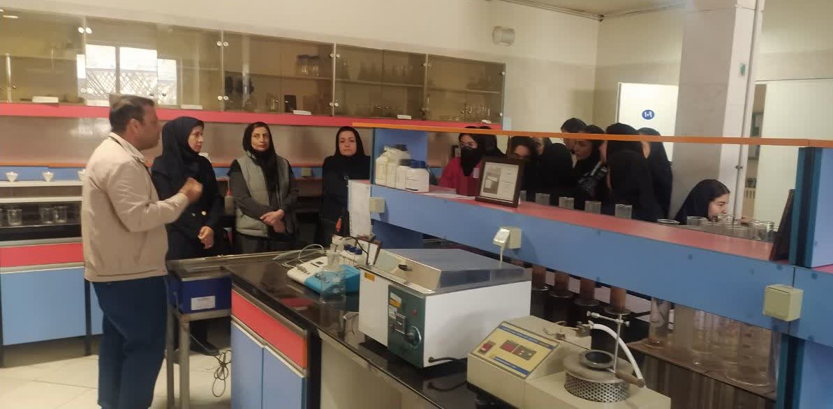 Visiting secondary school students of Shahid Najabt High School to the soil technical and mechanical laboratory of North Khorasan province